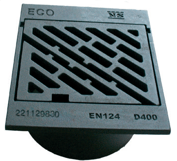 Square drainage grate with diagonal slats, EN124 D400 marked, mounted over a circular outlet (street drain).